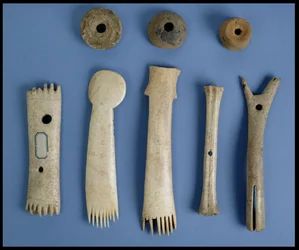 Fusaïoles, peignes de tissage en bois de cerf et une navette en os et un accessoire de métier à tisser, âge du fer